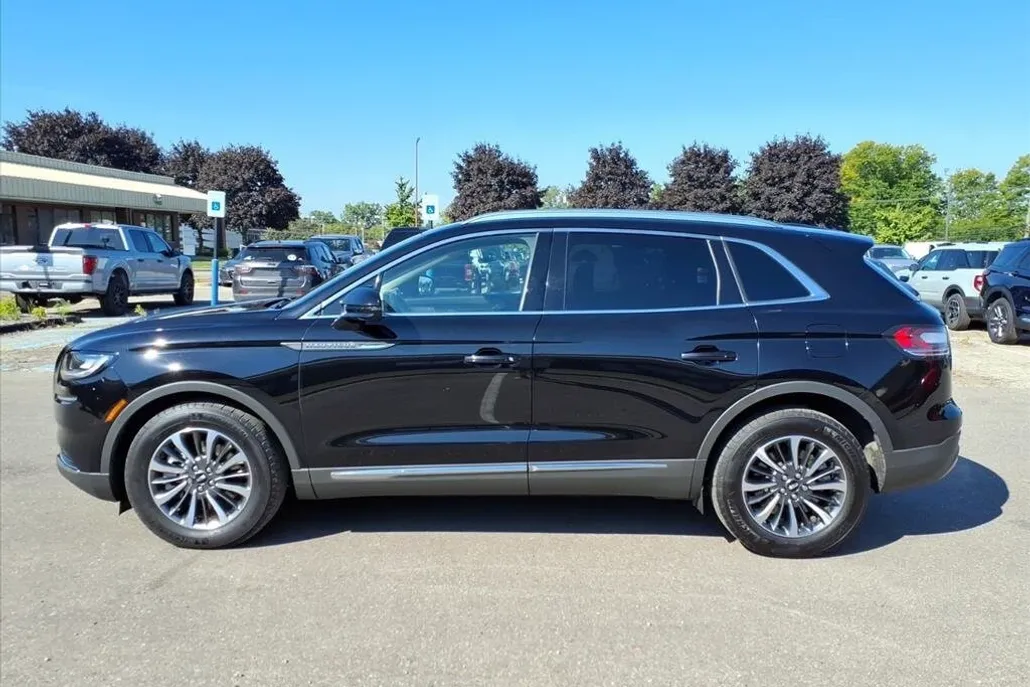 2023 Lincoln Nautilus Standard photo 1