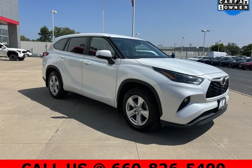2023 Toyota Highlander LE photo 1