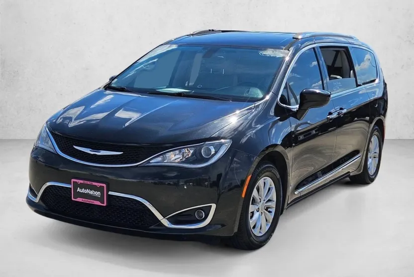 2018 Chrysler Pacifica Touring L photo 1