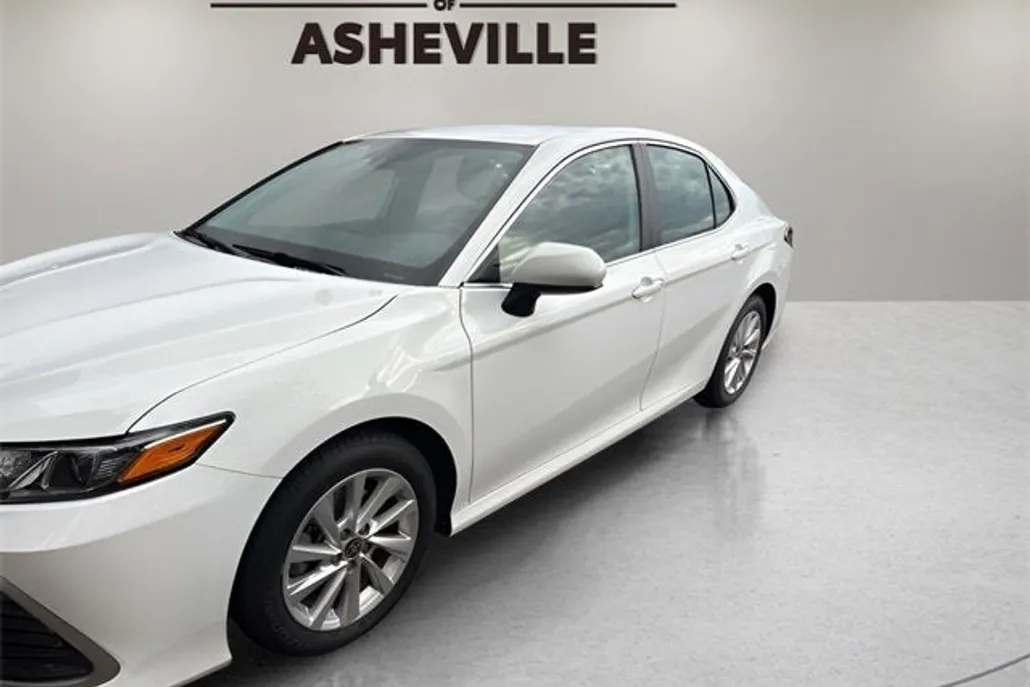 2023 Toyota Camry LE photo 1