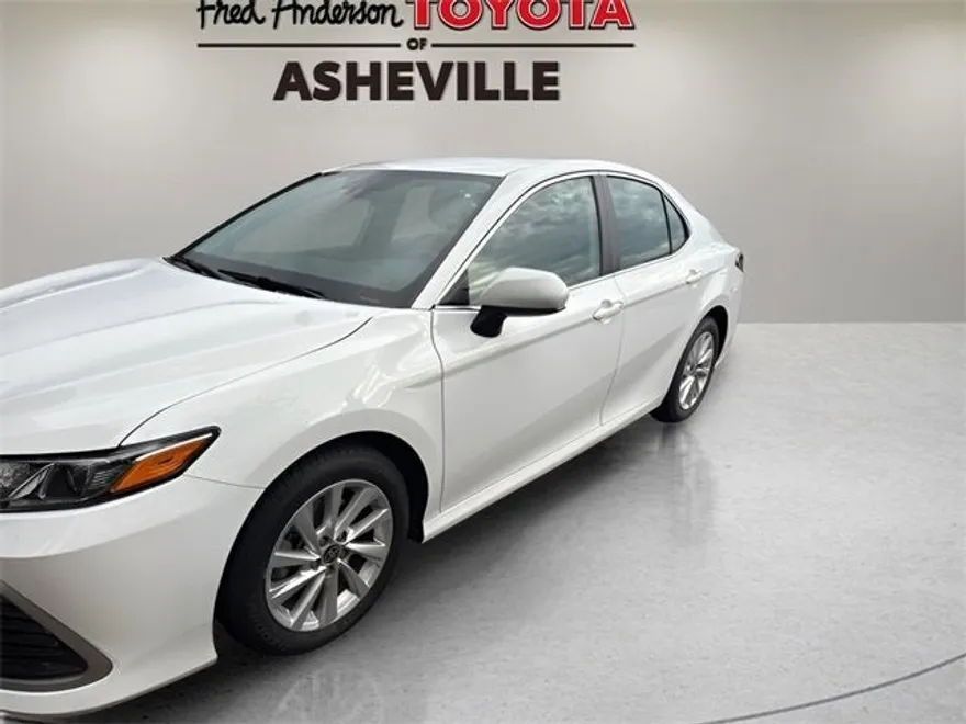 2023 Toyota Camry LE photo 1