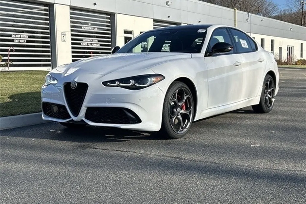 2025 Alfa Romeo Giulia photo 1