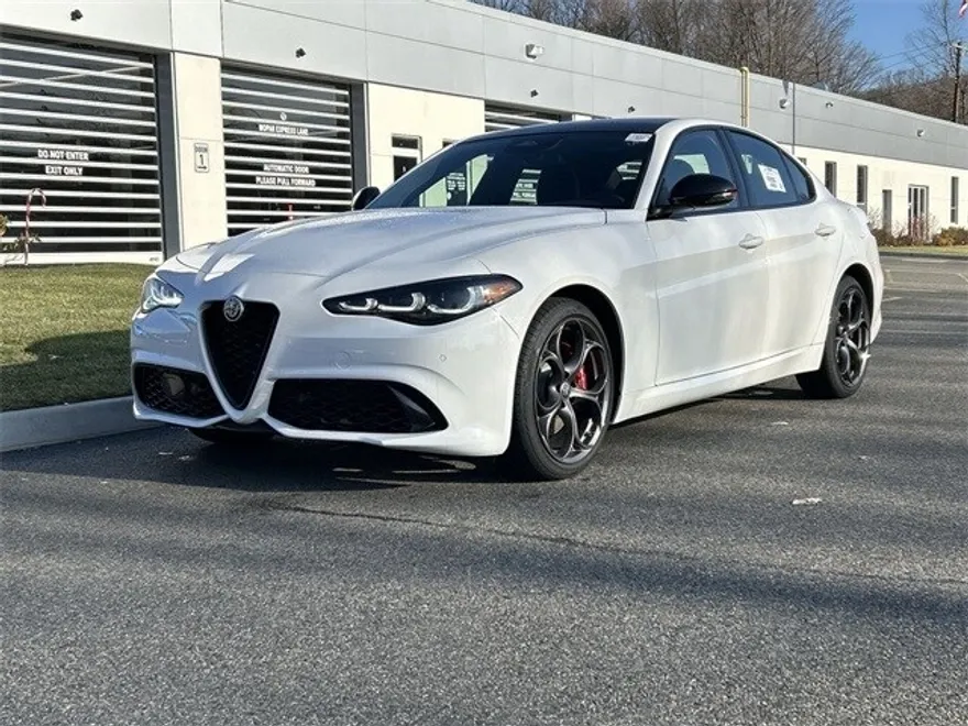 2025 Alfa Romeo Giulia photo 1