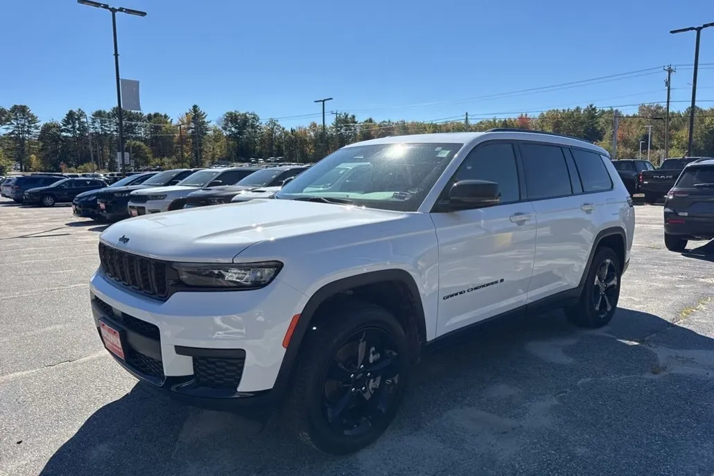 2025 Jeep Grand Cherokee Laredo Altitude photo 1