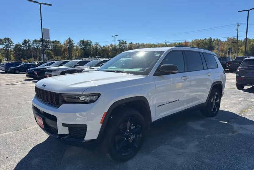 2025 Jeep Grand Cherokee Laredo Altitude photo 1