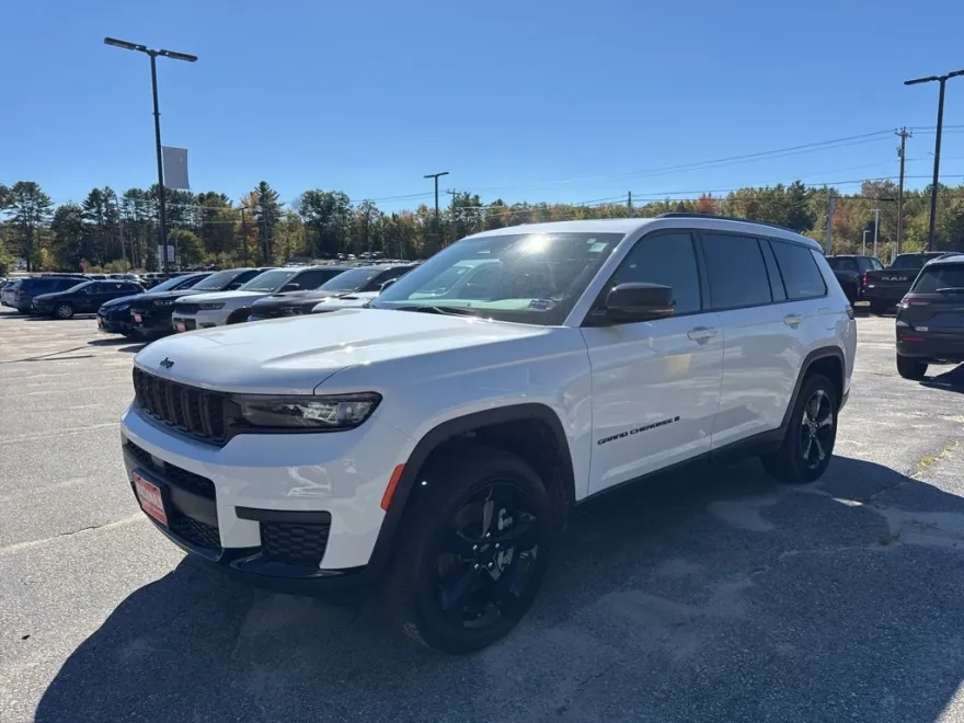 2025 Jeep Grand Cherokee Laredo Altitude photo 1