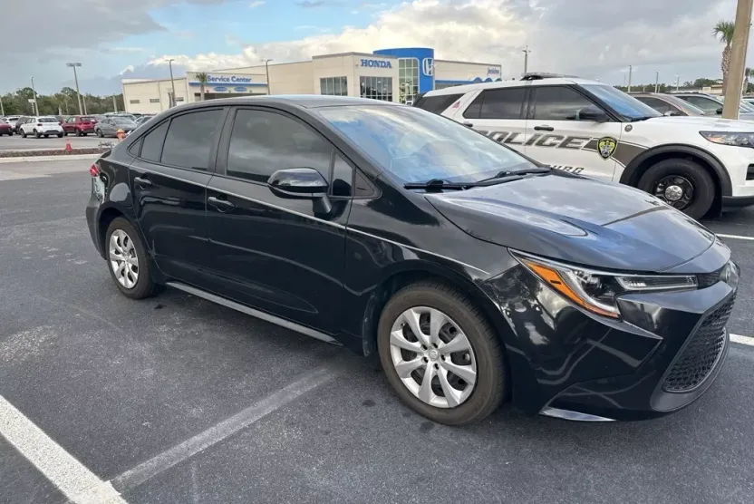 2020 Toyota Corolla LE photo 1
