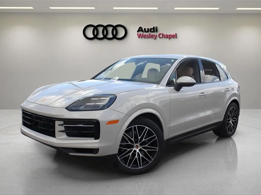 2025 Porsche Cayenne Base photo 1