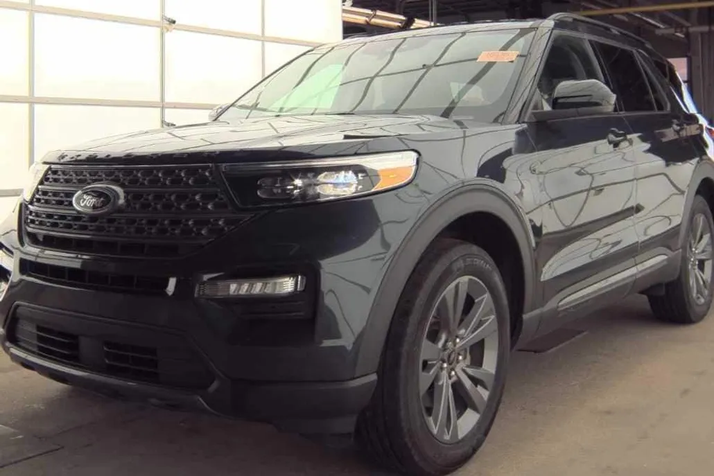 2023 Ford Explorer XLT photo 1