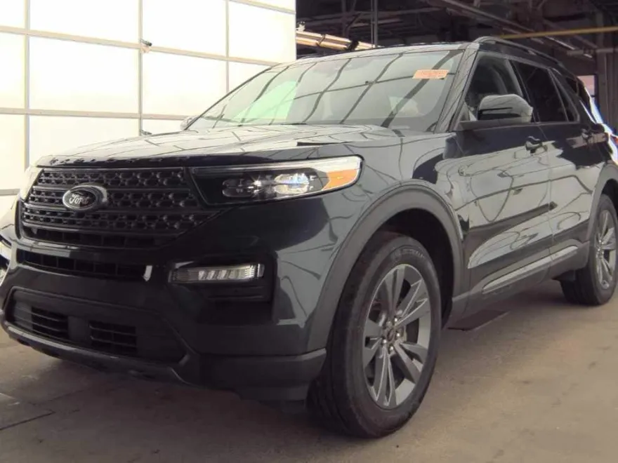 2023 Ford Explorer XLT photo 1