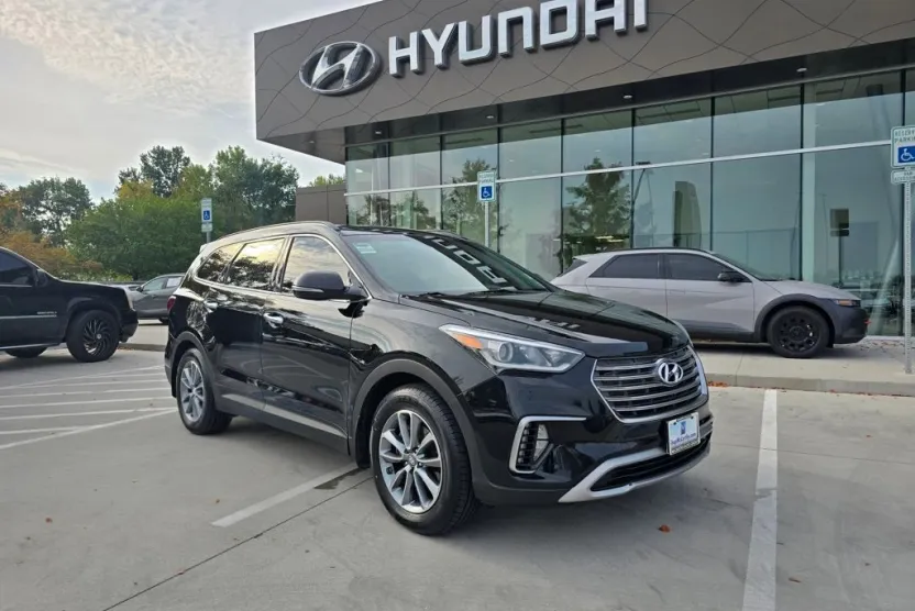 2017 Hyundai Santa Fe SE photo 1