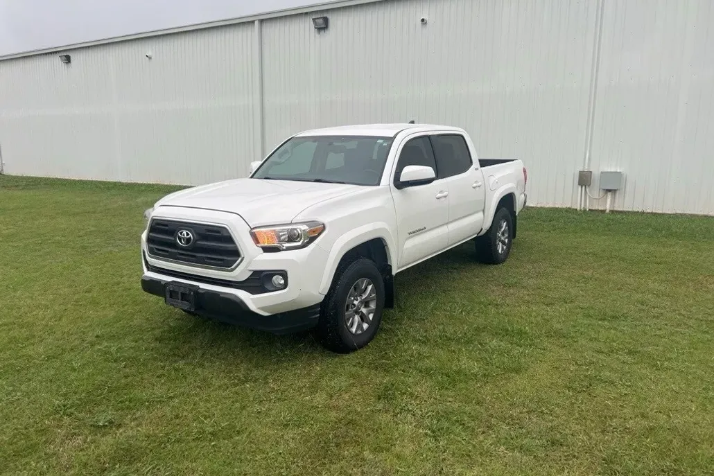 2017 Toyota Tacoma SR5 TRD Sport photo 1
