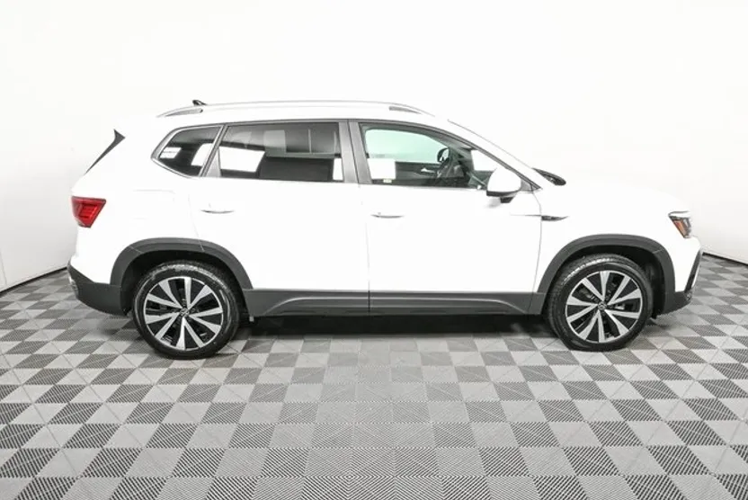 2022 Volkswagen Taos SE photo 1