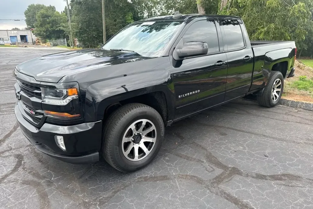 2017 Chevrolet Silverado 1500 LT photo 1