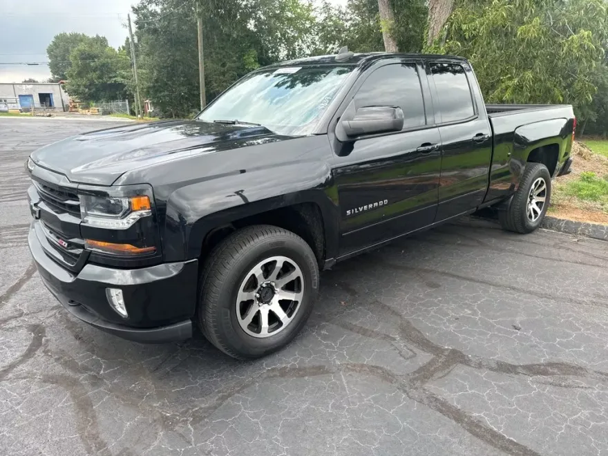 2017 Chevrolet Silverado 1500 LT photo 1