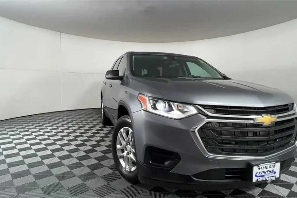 2021 Chevrolet Traverse LS photo 1
