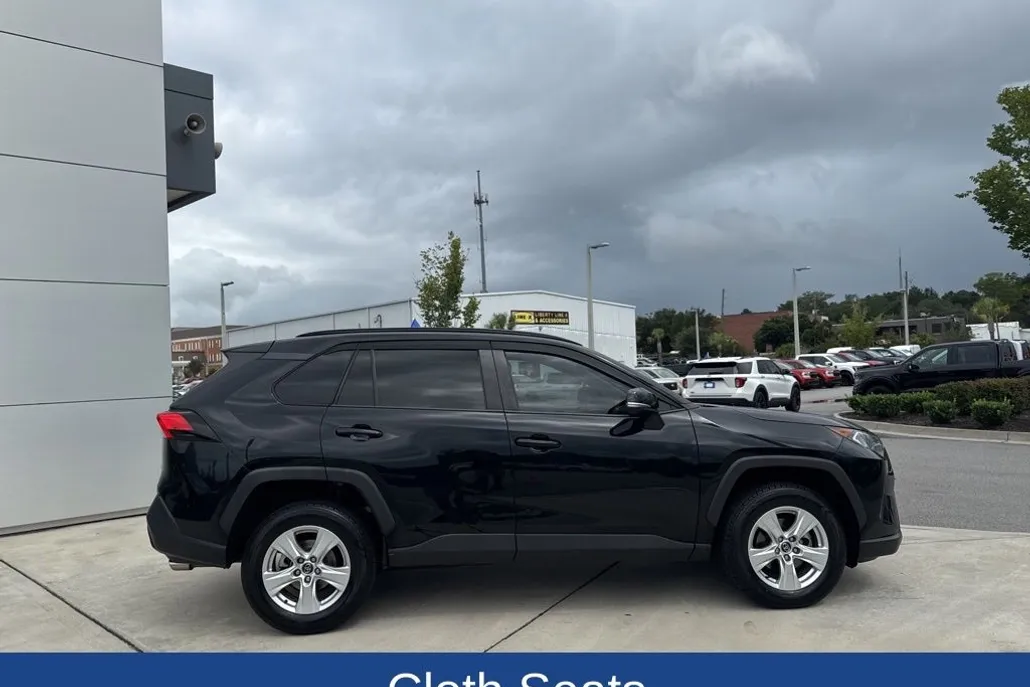 2020 Toyota RAV4 XLE photo 1