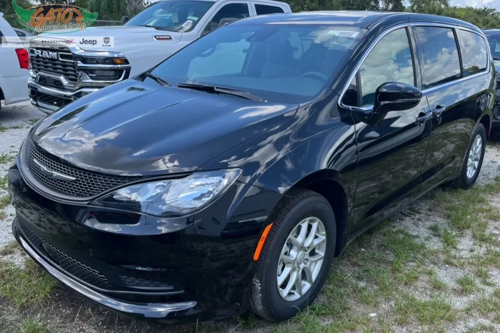 2025 Chrysler Voyager LX photo 1
