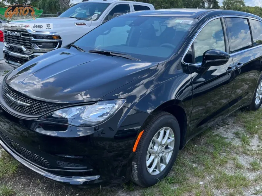 2025 Chrysler Voyager LX photo 1