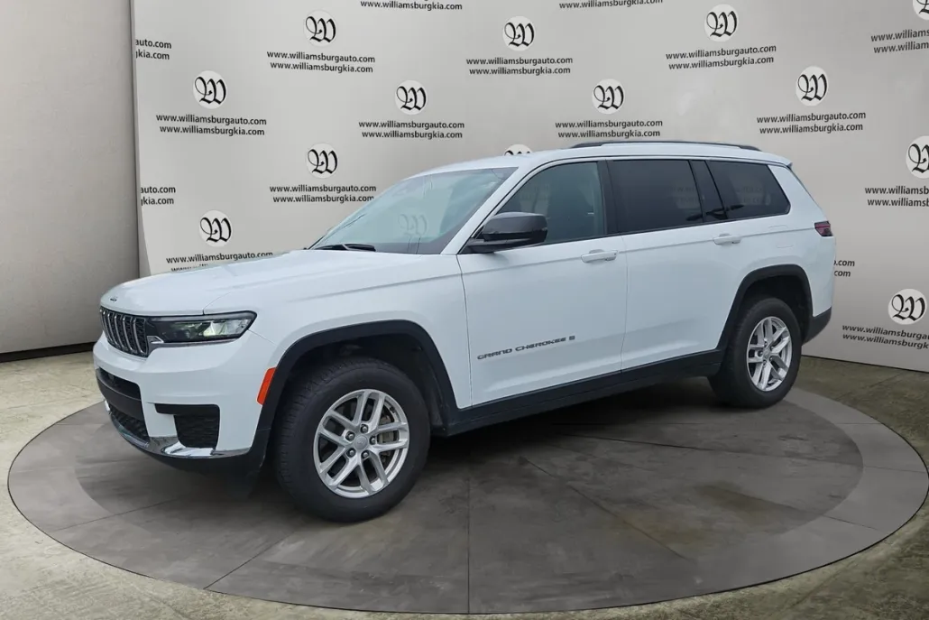 2023 Jeep Grand Cherokee Laredo photo 1