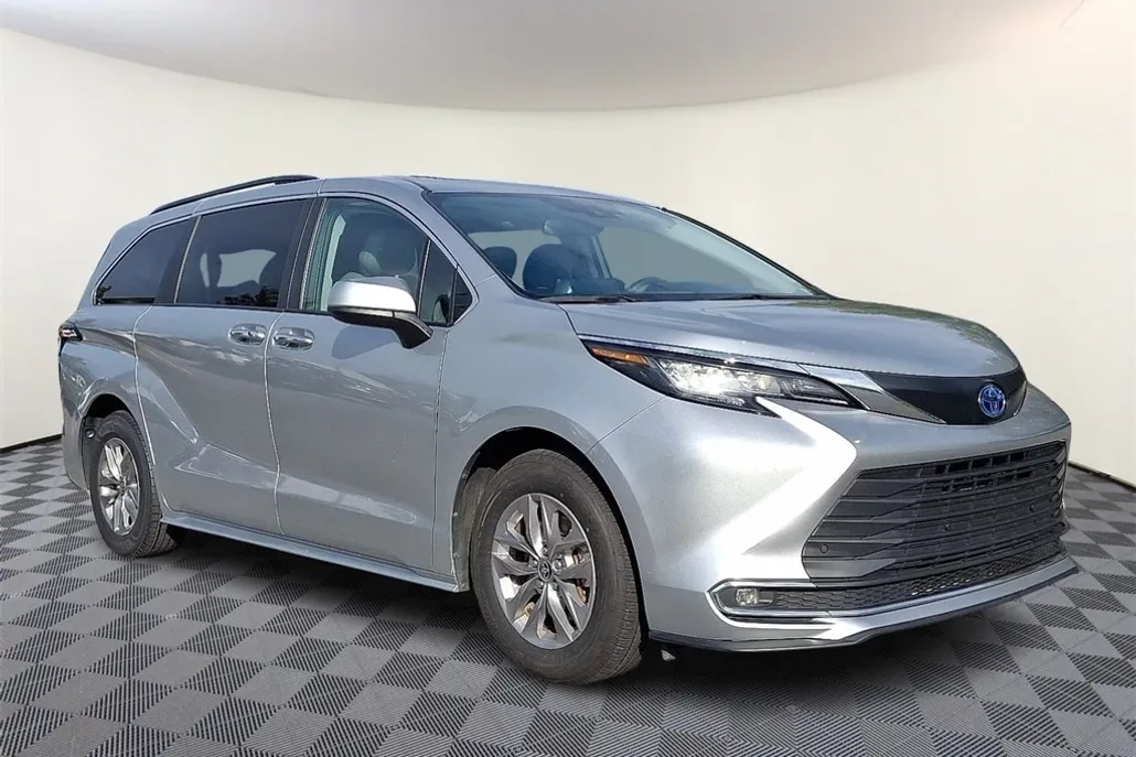 2023 Toyota Sienna XLE photo 1