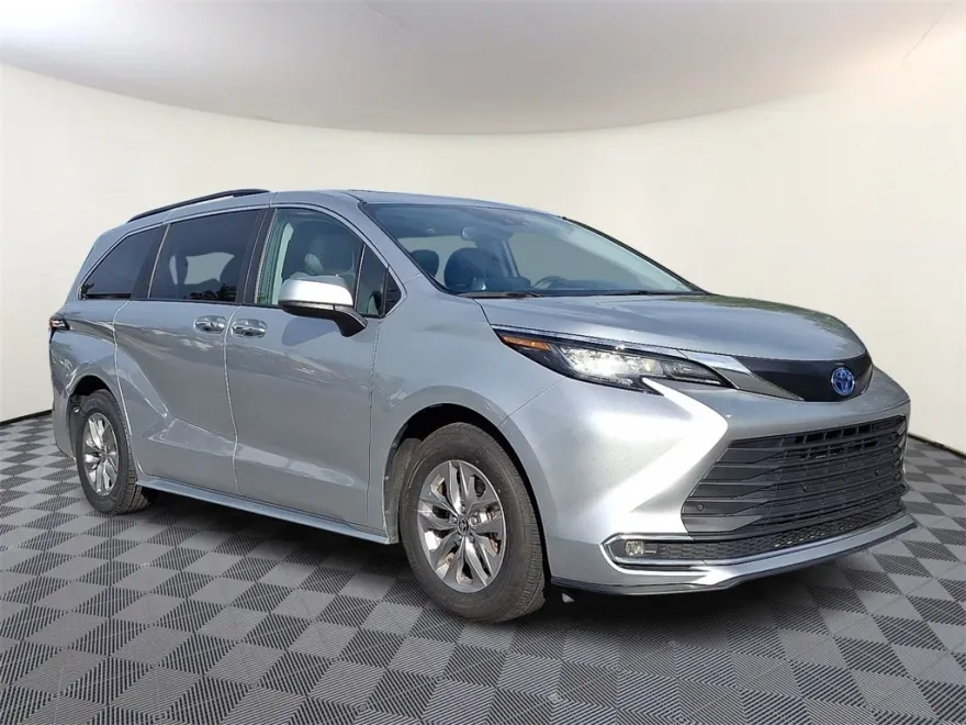 2023 Toyota Sienna XLE photo 1