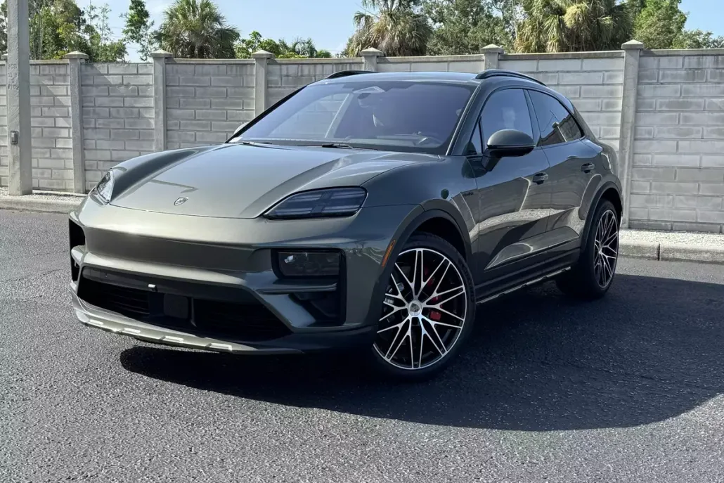 2025 Porsche Macan Electric Turbo photo 1