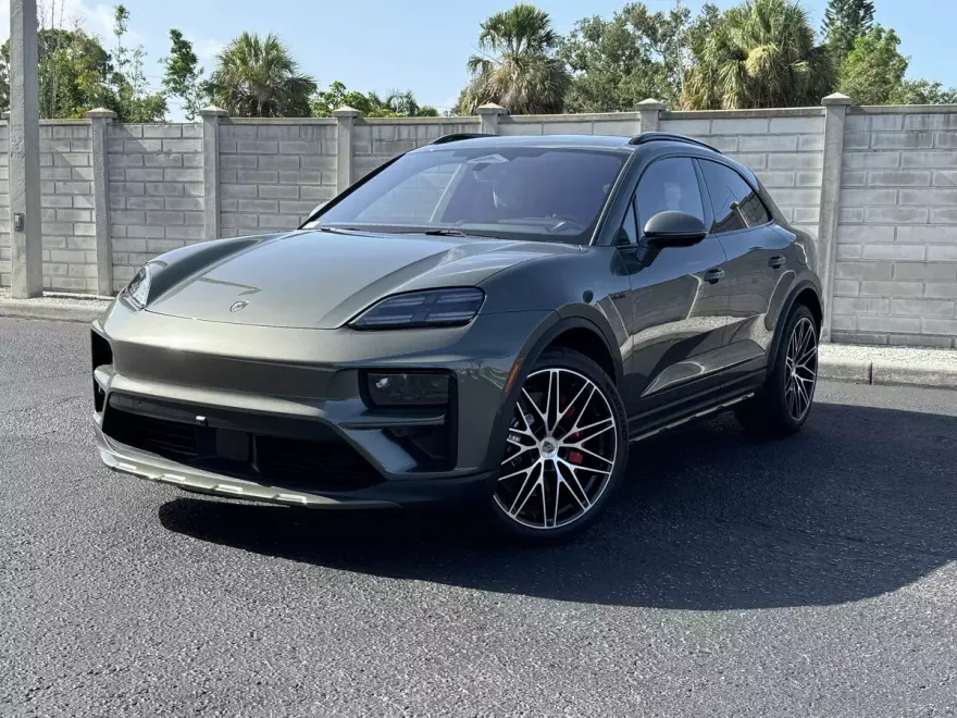 2025 Porsche Macan Electric Turbo photo 1