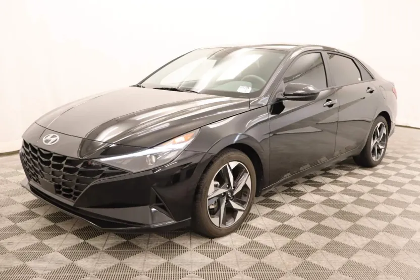 2023 Hyundai Elantra SEL photo 1