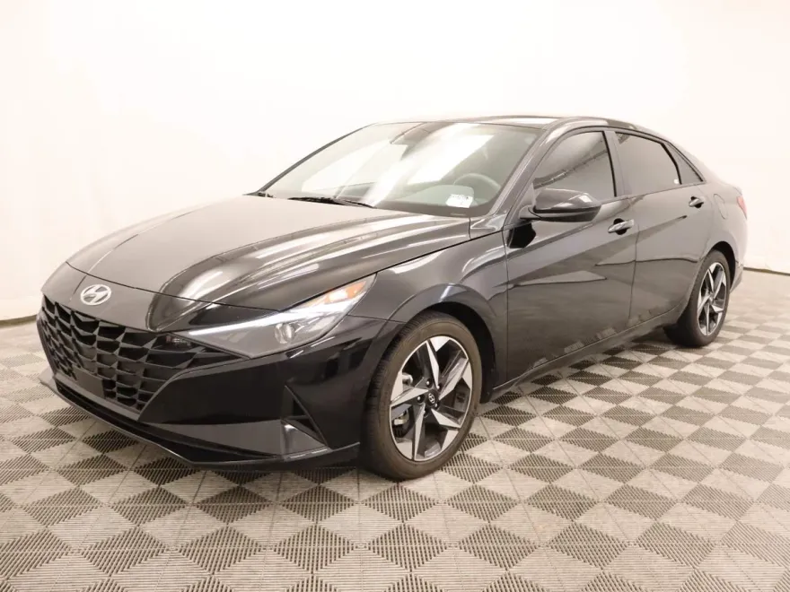2023 Hyundai Elantra SEL photo 1