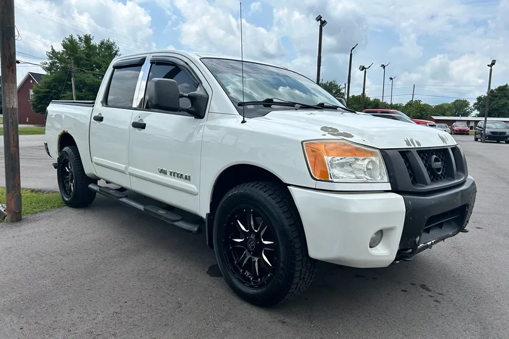 2011 Nissan Titan SV Crew Cab photo 1