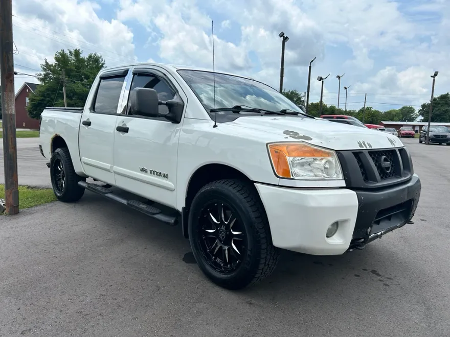 2011 Nissan Titan SV Crew Cab photo 1