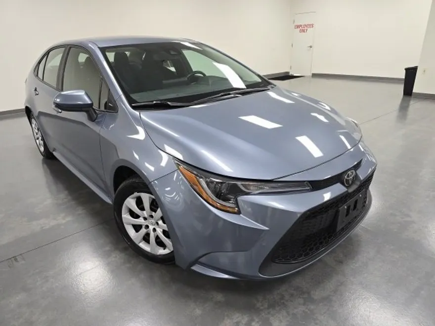 2022 Toyota Corolla LE photo 1
