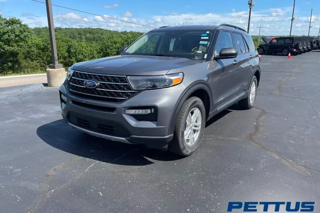 2023 Ford Explorer XLT photo 1