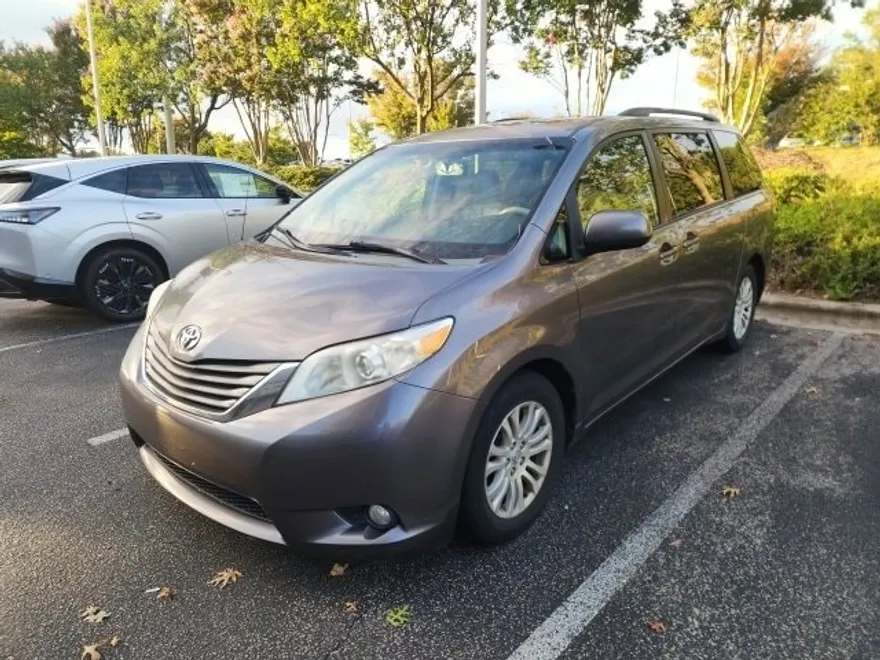 2014 Toyota Sienna XLE photo 1