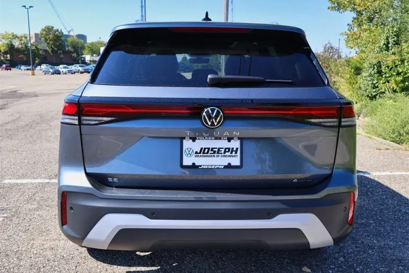 2025 Volkswagen Tiguan SE photo 1