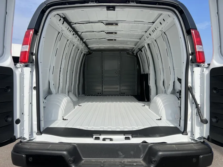 2025 Chevrolet Express Cargo 3500 photo 1