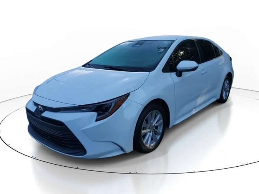 2023 Toyota Corolla LE photo 1