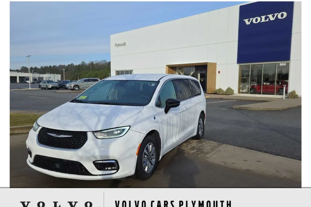 2024 Chrysler Pacifica Hybrid photo 1