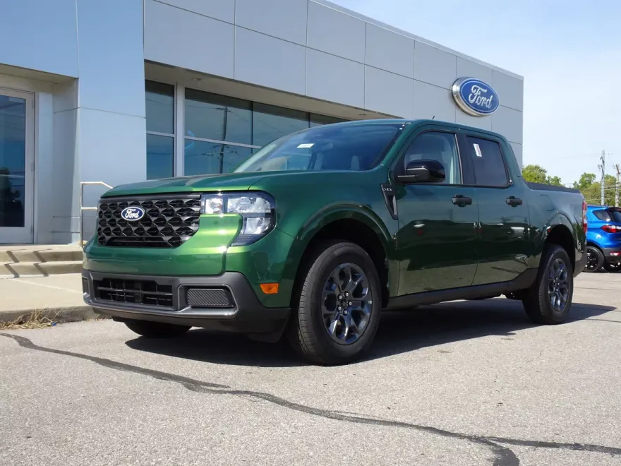 2025 Ford Maverick XLT photo 1