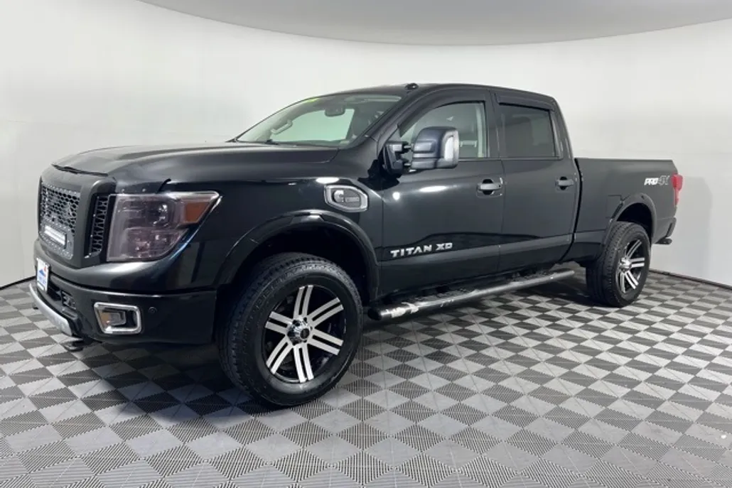 2017 Nissan Titan PRO-4X photo 1