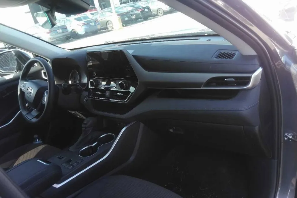 2023 Toyota Highlander L photo 1