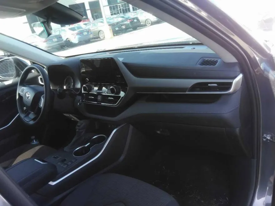 2023 Toyota Highlander L photo 1