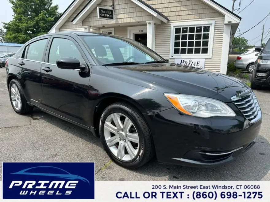 2013 Chrysler 200 LX photo 1
