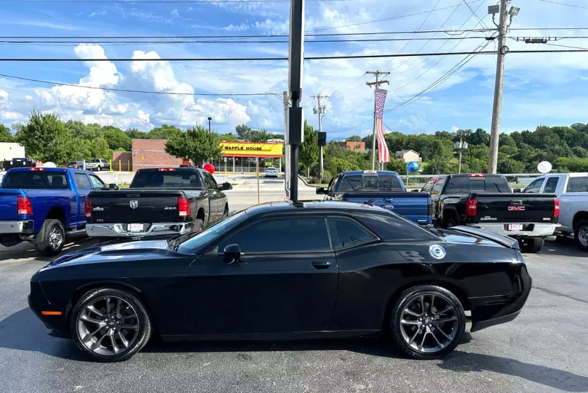 2016 Dodge Challenger R/T Plus photo 1