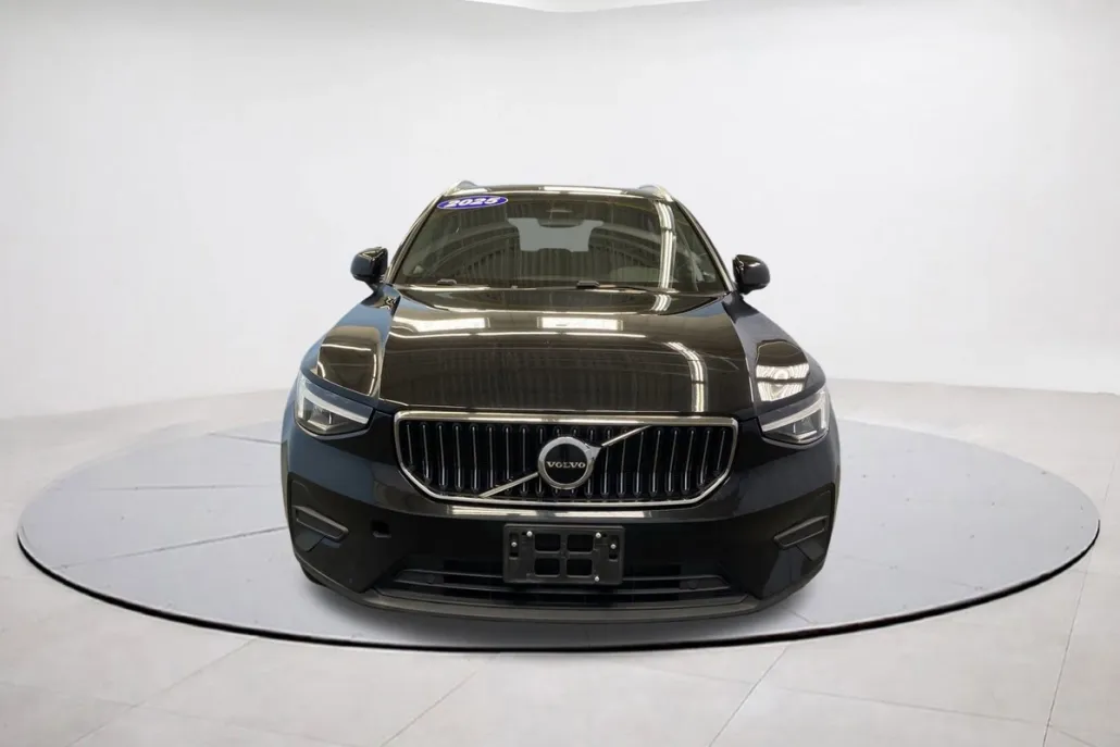 2025 Volvo XC40 Core photo 1