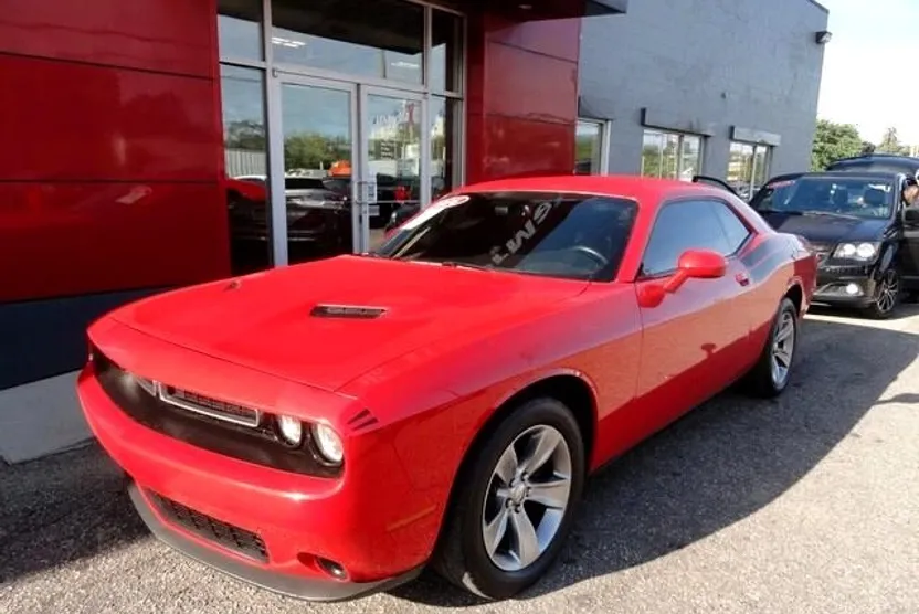 2016 Dodge Challenger SXT photo 1