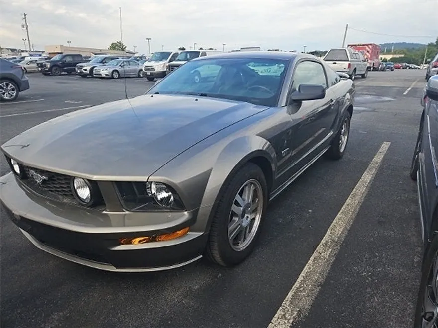 2005 Ford Mustang GT photo 1