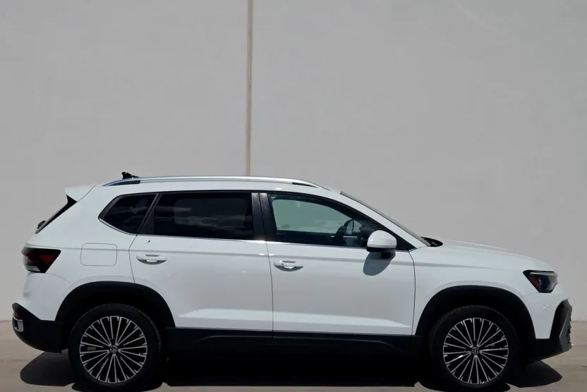 2025 Volkswagen Taos SE photo 1