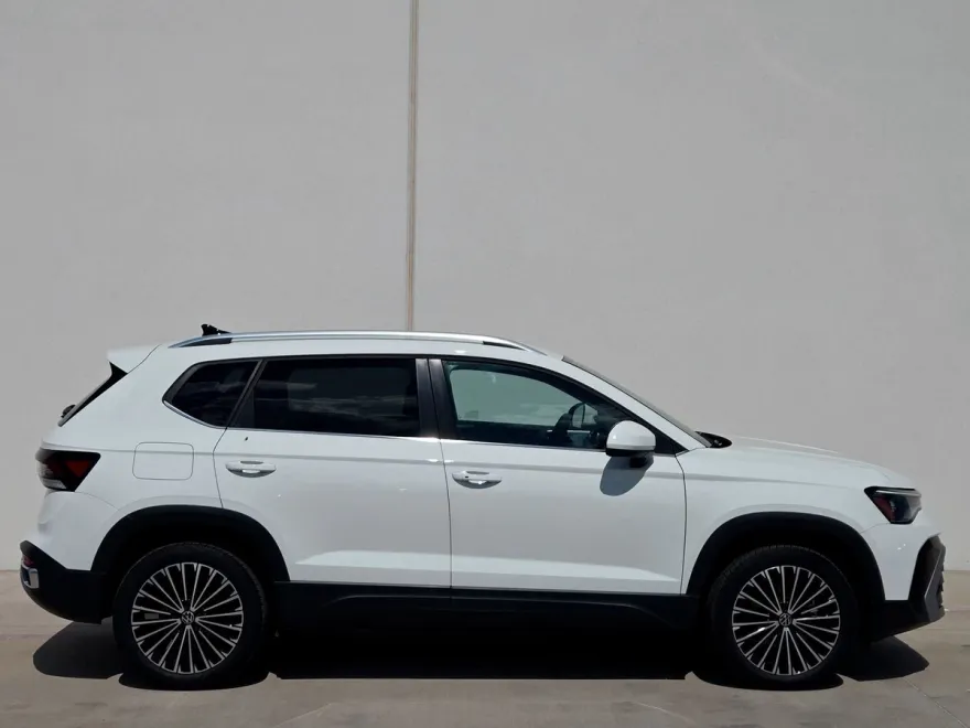 2025 Volkswagen Taos SE photo 1